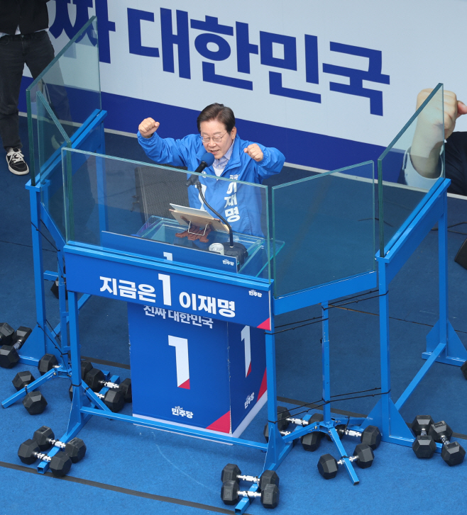 광명 시민들에게 지지 호소하는 이재명 후보<YONHAP NO-3741>