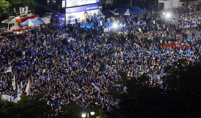 피날레 유세 시작하는 이재명 후보<YONHAP NO-5058>