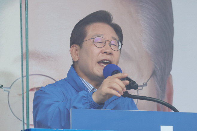 하남 시민들에게 지지 호소하는 이재명 후보<YONHAP NO-3022>