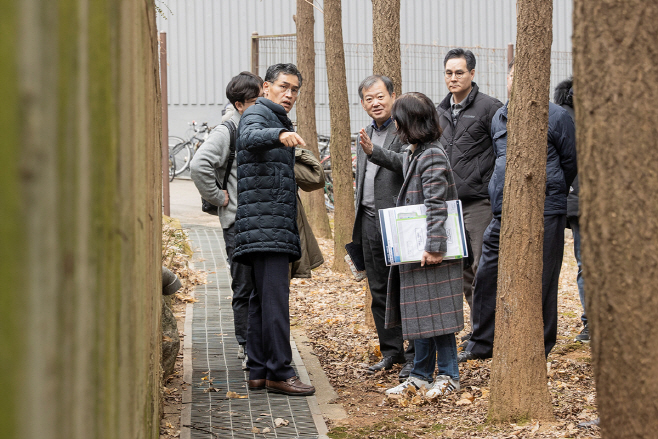 사진2) 지난 2월 아파트 민원현장을 찾아 점검하는 이기재 양천구청장(왼쪽)과 관계자들