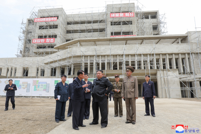 북한 김정은, 강동군 병원과 종합봉사소 공사 현...<YONHAP NO-1958>