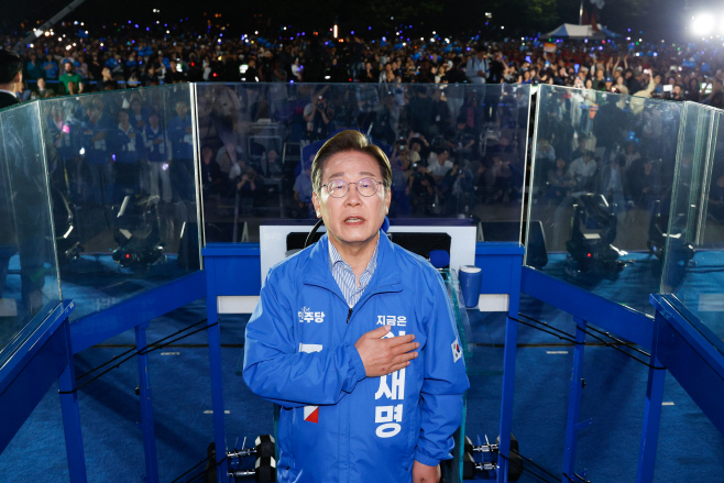 국기에 경례하는 이재명 후보<YONHAP NO-4909>