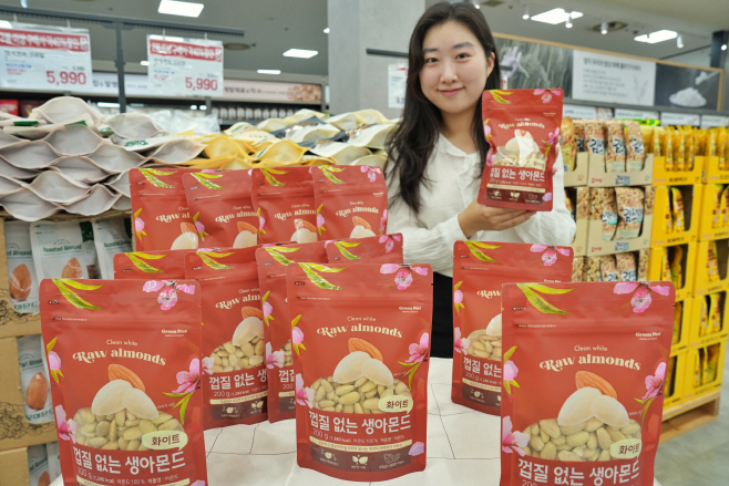 [롯데쇼핑-롯데마트] 롯데마트 제타플렉스 서울역점에서 껍질 없는 생아몬드를 홍보하는 모델 2