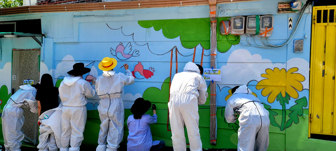 [붙임] 벽화 봉사 사진 1