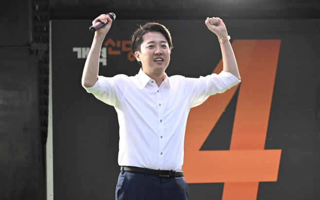 대구서 막판 유세 나선 이준석 후보<YONHAP NO-4398>