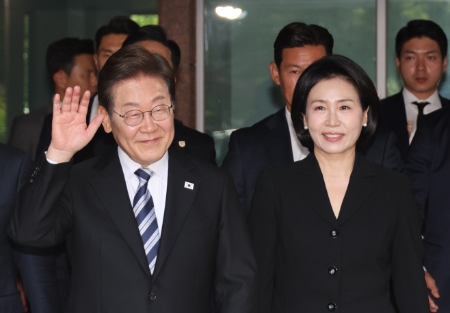 사저에서 나오는 이재명 대통령