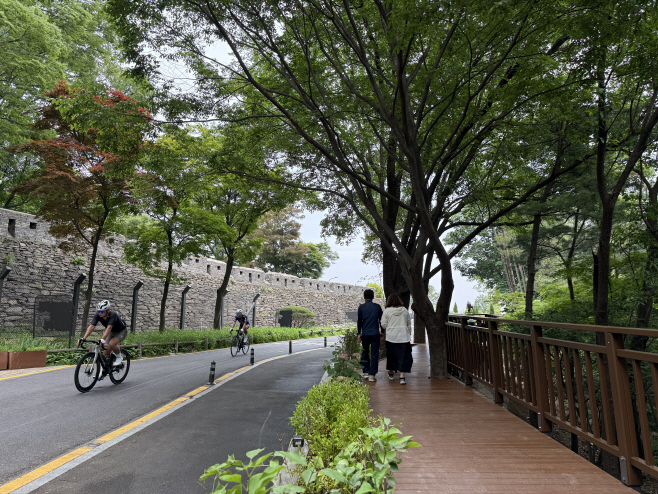 차도(자전거)와 분리되어 한양도성을 바라보며 안전하게 걷는 데크길