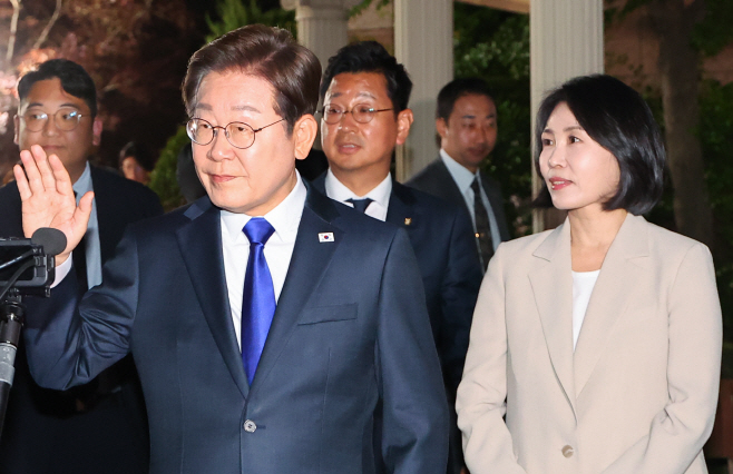 손 흔드는 이재명 후보
