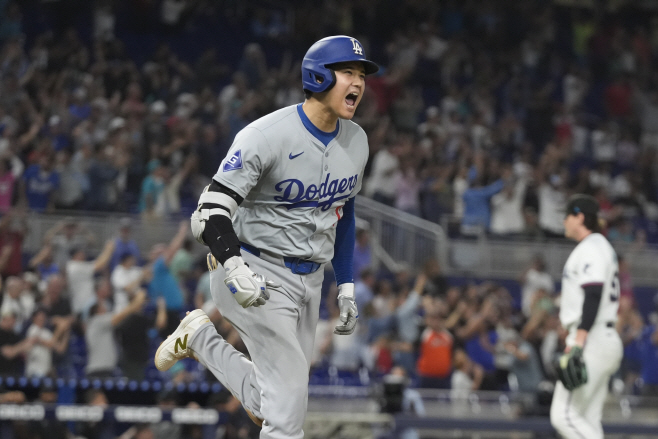 Dodgers Ohtani 50-50 Photo Gallery Base... <YONHAP NO-4341> (AP)