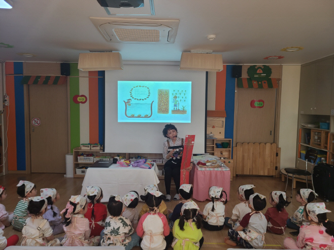(사진2)'나야, 쌀' 그림책을 함께 읽는 모습(동작구 해사랑어린이집, 박은아 학부모강사)