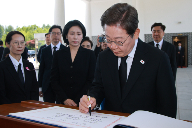 이재명 대통령, 현충원 방명록 작성