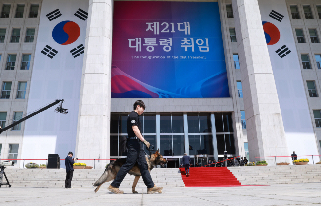국회 본청에서 경찰특공대원 경계 근무<YONHAP NO-2721>