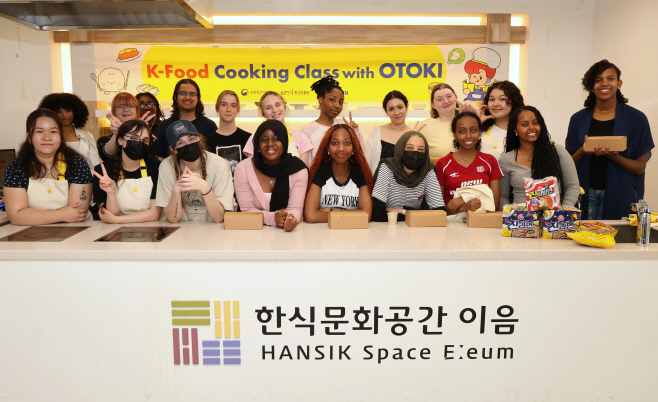지난 30일 서울 종로구 한식문화공간 이음에서 오뚜기와 한식진흥원이 함께 진행한 ‘K-Food 쿠킹클래스’에 참가한 외국인들이 기념촬영을 하고 있다.