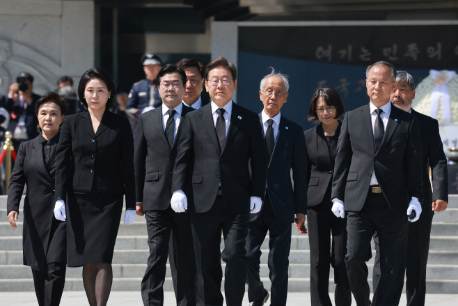 현충탑 참배 마친 이재명 대통령 부부<YONHAP NO-2725>