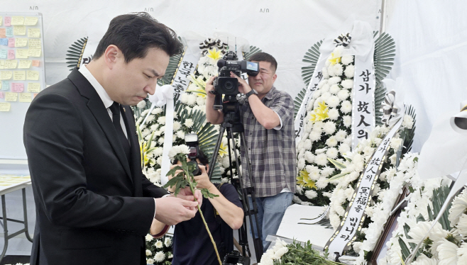 숨진 제주 중학교 교사에 헌화하는 강주호 교총 ...<YONHAP NO-3415>