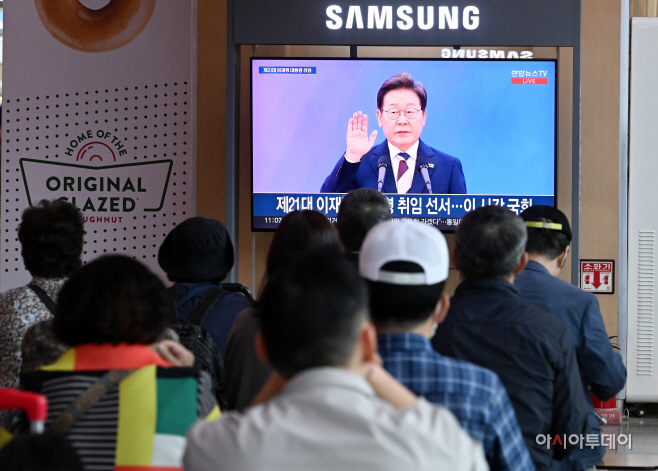 [포토]이재명 대통령 취임 선서 지켜보는 시민들