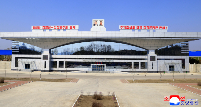 북한, 개건된 '두만강역' 준공<YONHAP NO-5850>