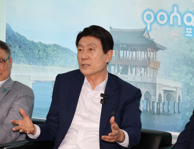 이강덕 포항시장이 시청 브리핑룸에서 기자간담회를 열고 지역
