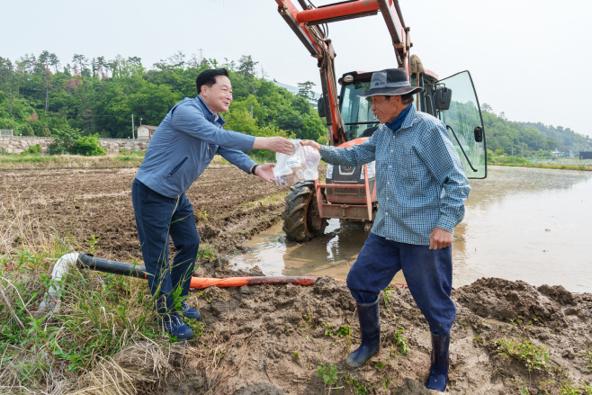 사진1. 모내기 현장에 새참을 전달하는 정원호 본부장