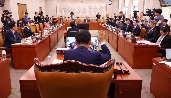 국회 법사위, 공직선거법 일부개정법률안 표결<YONHAP NO-6455>