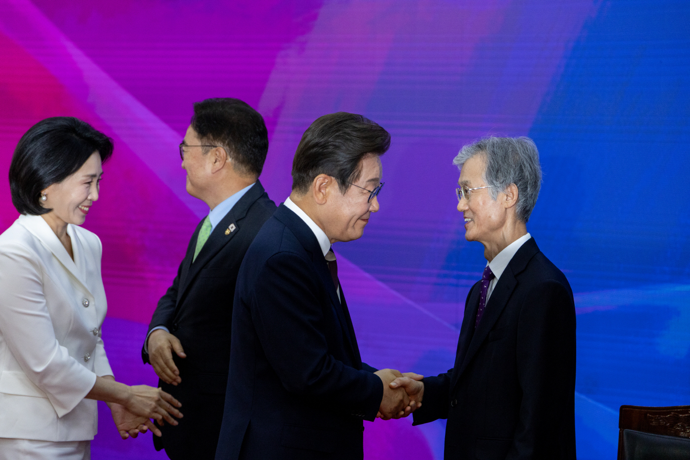 조희대 대법원장과 인사하는 이재명 대통령