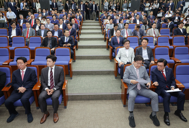 국민의힘 의원총회<YONHAP NO-2564>