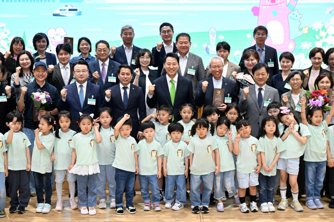 사진4. 오세훈 서울시장이 5일(목) 서울시청 다목적홀에서 열린 '2025 서울시 환경상 시상식'에서 수상자들과 기념 촬영하고 있다.