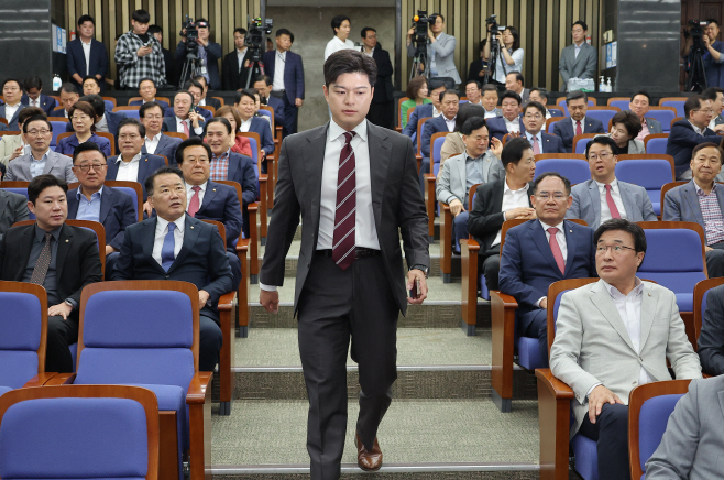 의원총회 참석하는 김용태 비상대책위원장<YONHAP NO-2715>