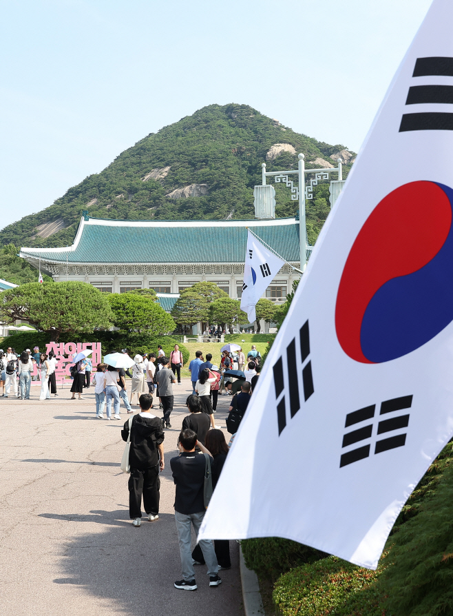현충일 맞아 관람객으로 붐비는 청와대<YONHAP NO-3765>