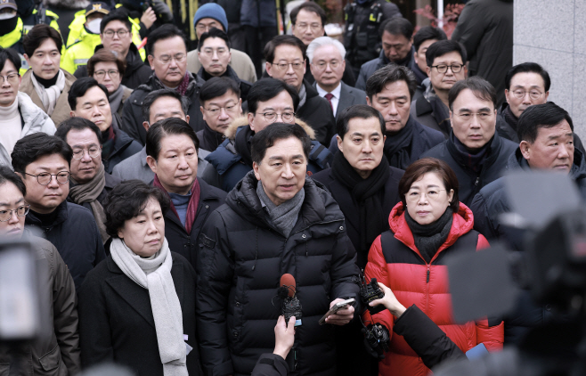 취재진에게 입장 밝히는 국민의힘 의원들<YONHAP NO-2080>