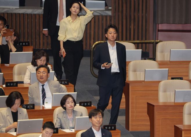 본회의 참석하는 이준석 전 대선 후보<YONHAP NO-3490>