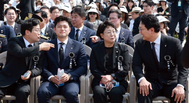 현충일 추념식 참석한 여야 정치인들<YONHAP NO-3524>