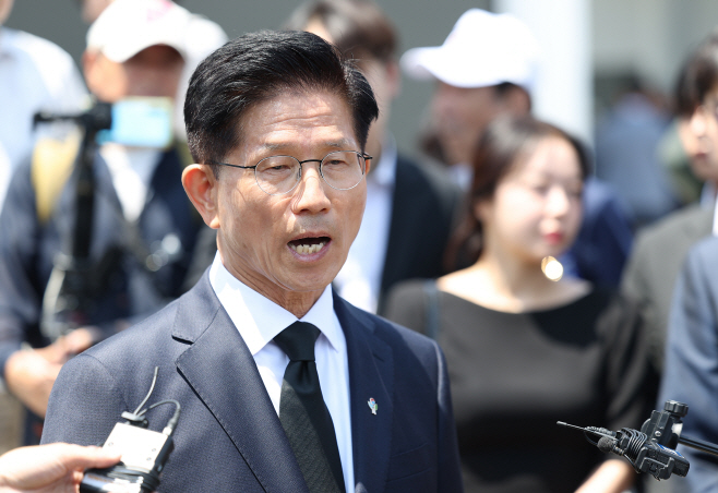 입장 밝히는 김문수 전 대선후보<YONHAP NO-4607>