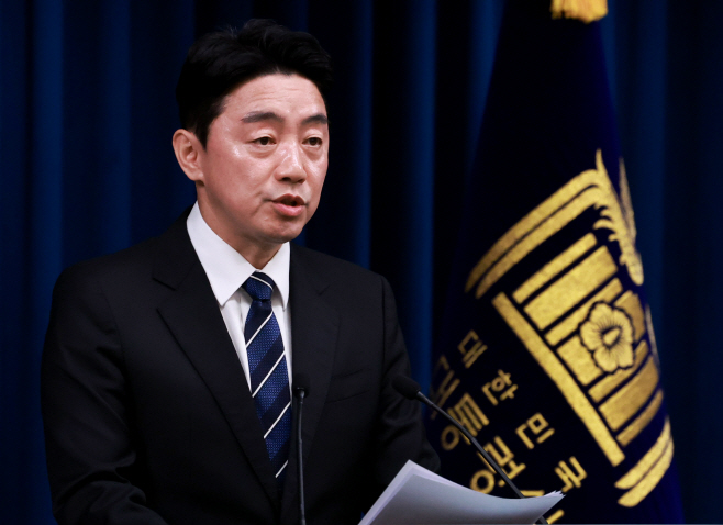 대통령실 조직개편안 설명하는 강훈식 비서실장