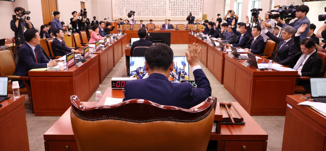 국회 법사위, 공직선거법 일부개정법률안 표결<YONHAP NO-6452>