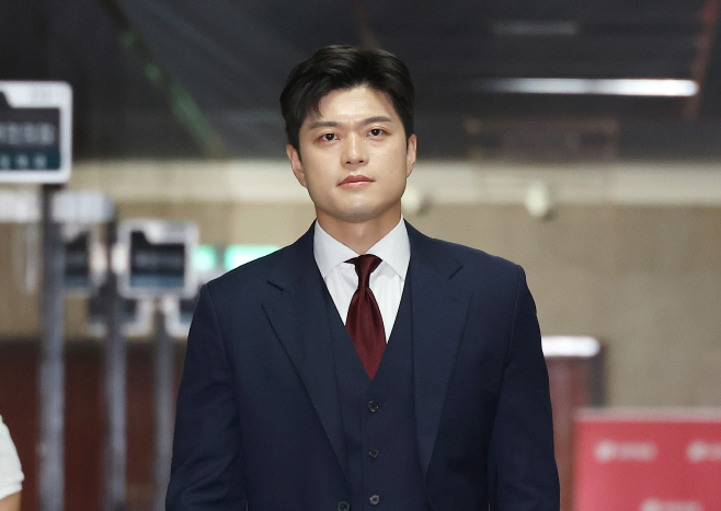 회견장 향하는 김용태 비상대책위원장<YONHAP NO-3381>