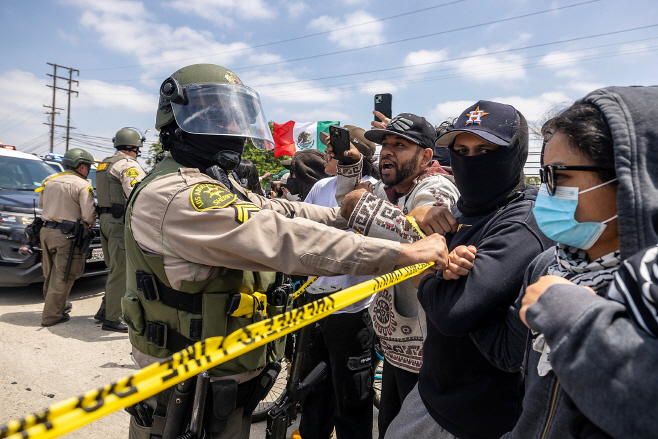 USA-MIGRATION/PROTEST-LOS ANGELES <YONHAP NO-2960> (REUTERS)