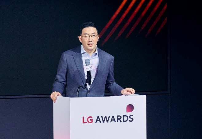 [사진3] 9일 경기도 이천 LG인화원에서 열린 LG 어워즈에서 구광모 (주)LG 대표가 축사를 하고 있다