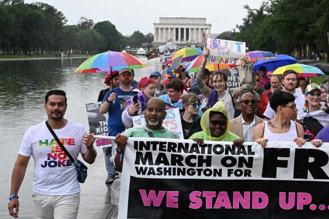 US-RIGHTS-LGBTQ-PRIDE-PARADE <YONHAP NO-1882> (AFP)