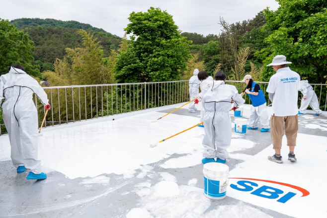 사진1_SBI저축은행 SBI희망나눔봉사단_ 폭염 대비 ‘쿨루프(Cool Roof)’ 사회공헌활동 전개_배포용