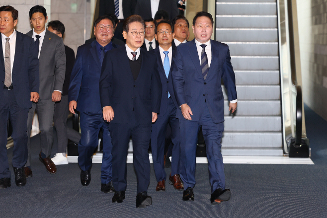 간담회 참석하는 이재명 대선 후보-최태원 대한...<YONHAP NO-4643>