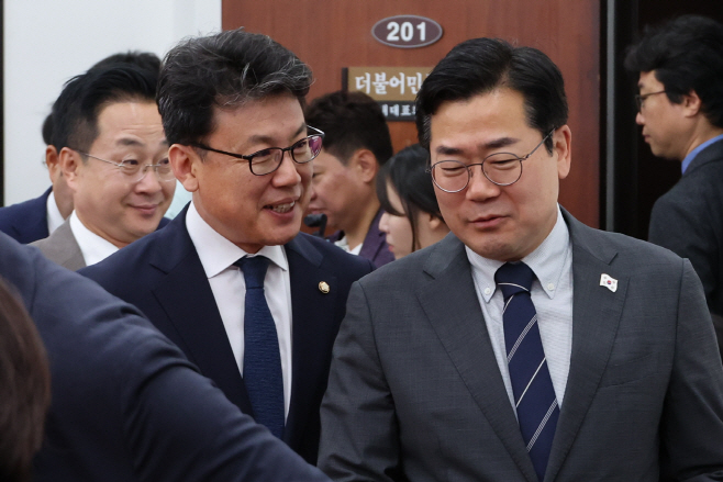 '마지막 원내대책회의' 참석하는 박찬대·진성준<YONHAP NO-2113>