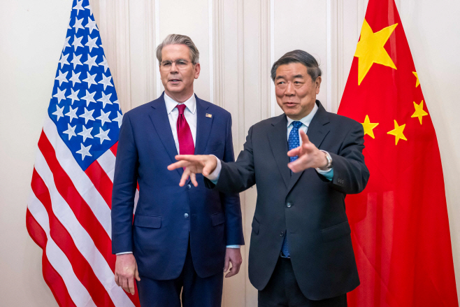 FILES-SWITZERLAND-CHINA-US-POLITICS-DIPLOMACY-TRADE