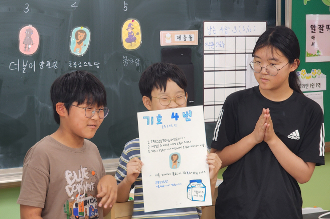 01 민주주의 선거교실 운영사진(6. 10. 거제신현초 선거벽보 및 공약 소개)