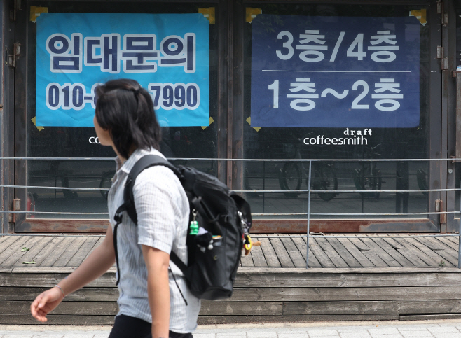 연휴에 더 닫힌 지갑…문 닫은 상가들<YONHAP NO-3186>
