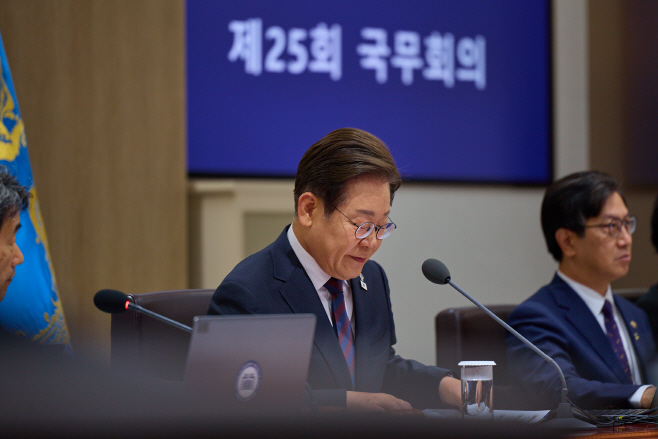 이재명 대통령, 국무회의 주재<YONHAP NO-3659>
