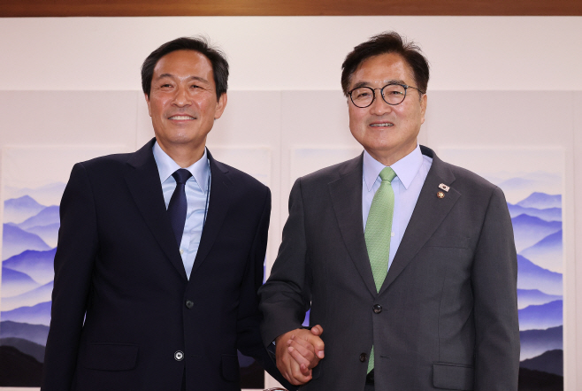 우원식 국회의장 예방한 우상호 정무수석<YONHAP NO-3963>