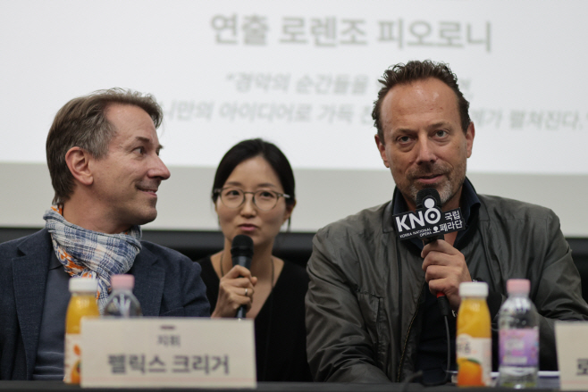 인사말하는 로렌조 피오로니 연출<YONHAP NO-3650>