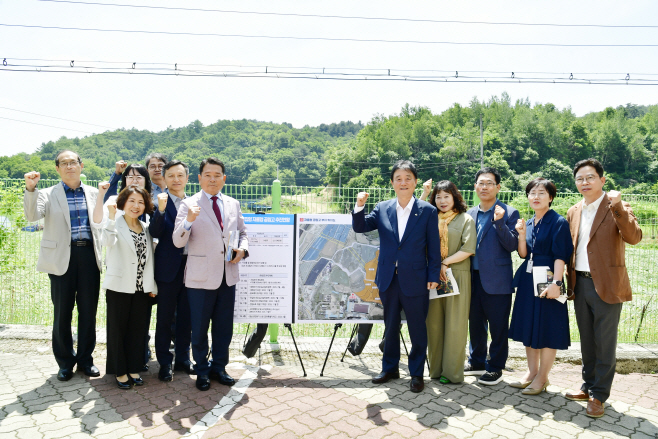 [0609]21.사진자료(강원특별자치도교육청-화천군, 화천고 이전 예정부지 합동 현장방문)(1)