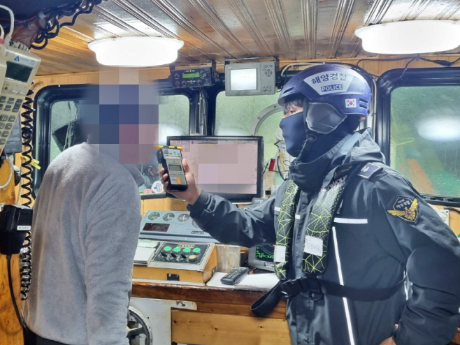 음주 운항 단속 중인 해양경찰
